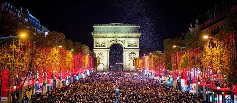 Avenue des Champs-Élysées illuminée